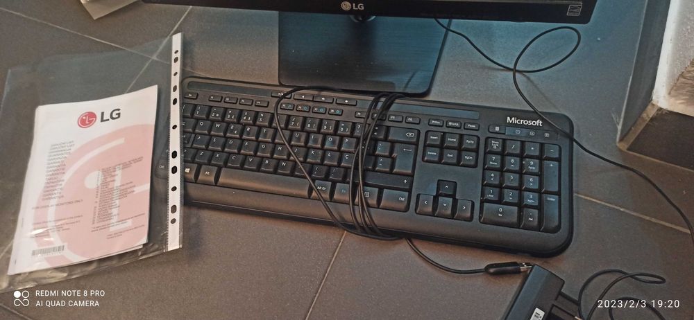 Monitor " LG", 50 cm, 15 polegadas e teclado, impecável.64409385383939121