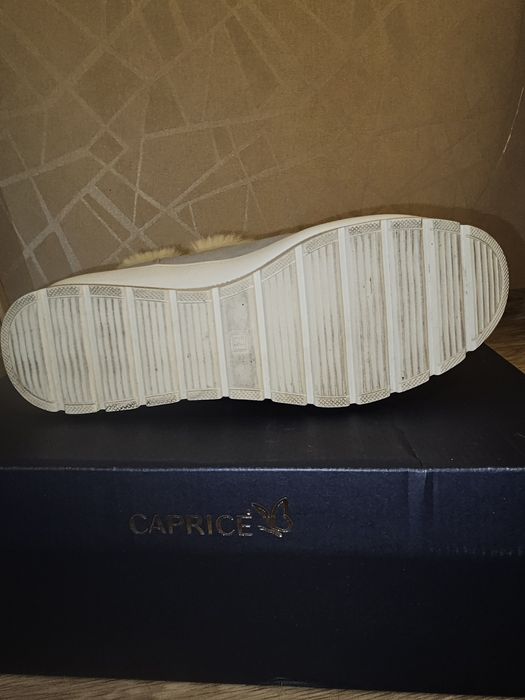 Зимові дуті чоботи Caprice жіночі білі