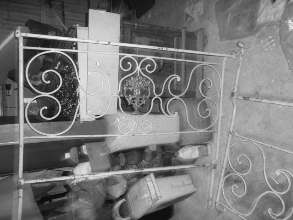 Cama de ferro antiga--perfeita para executar dois bancos