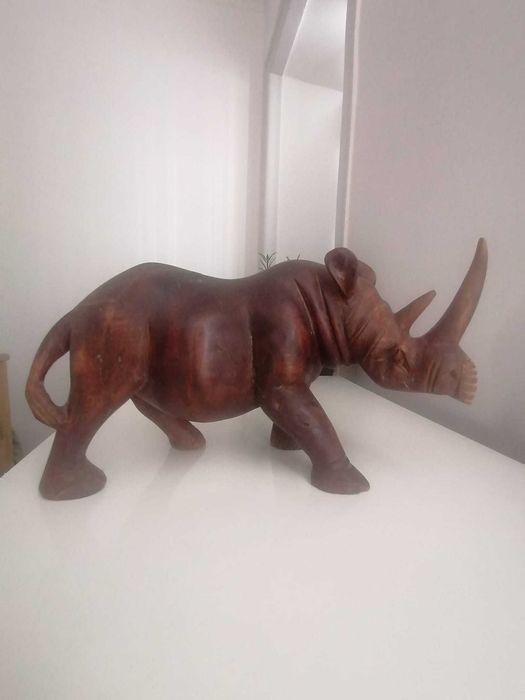Rinoceronte Esculpido à Mão em Madeira Exótica Maciça (30cm)