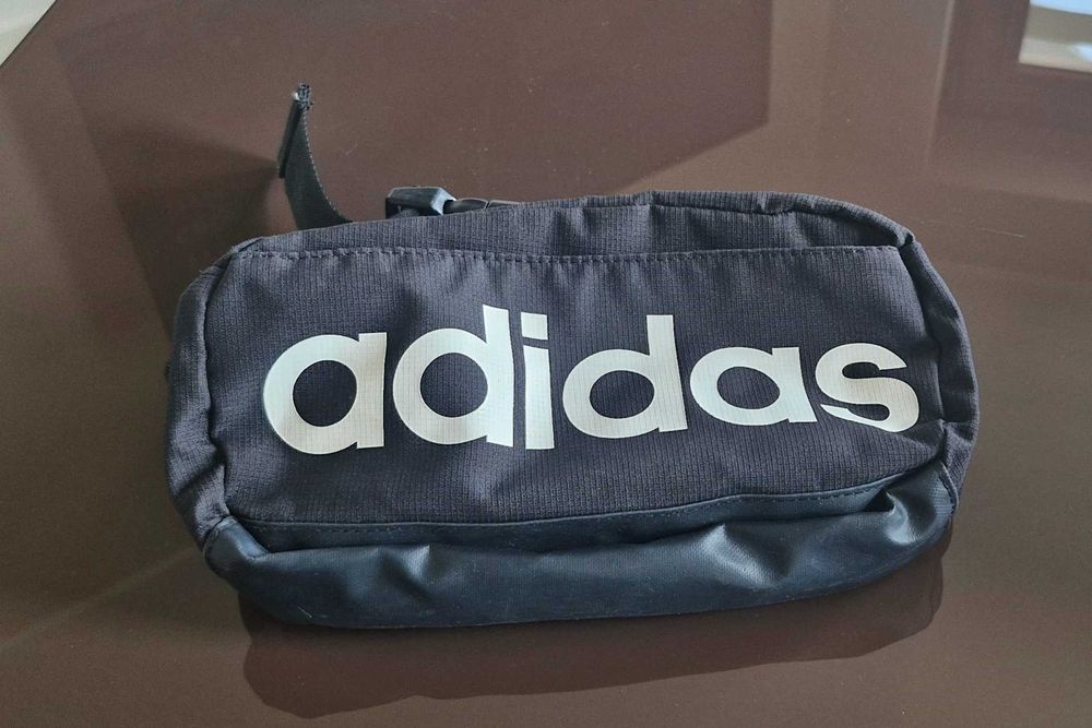 Adidas- saszetka