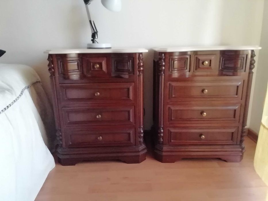 Móveis de quarto em madeira macissa em muito bom estado.