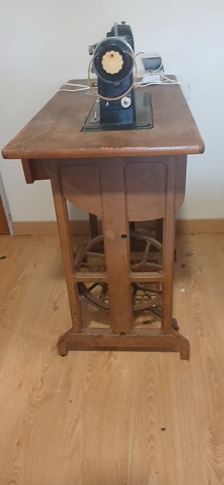 Máquina de Costura Antiga de Pedal de marca Oliva com Móvel
