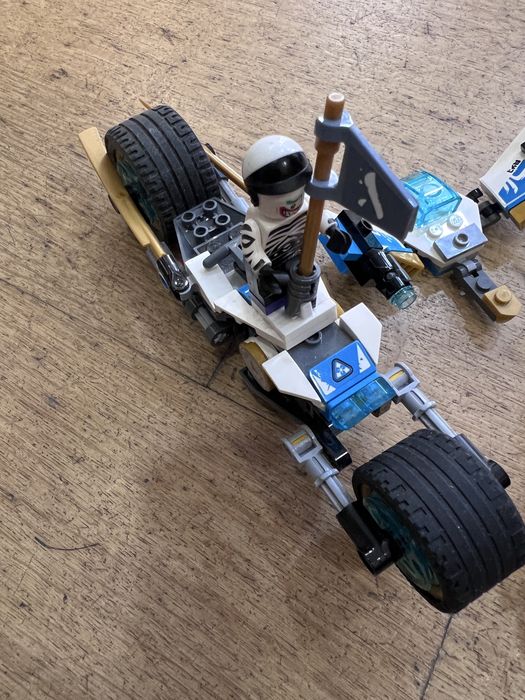 Lote LEGO Ninjago – 2 Motas, Veículo e Minifiguras – Peças Originais