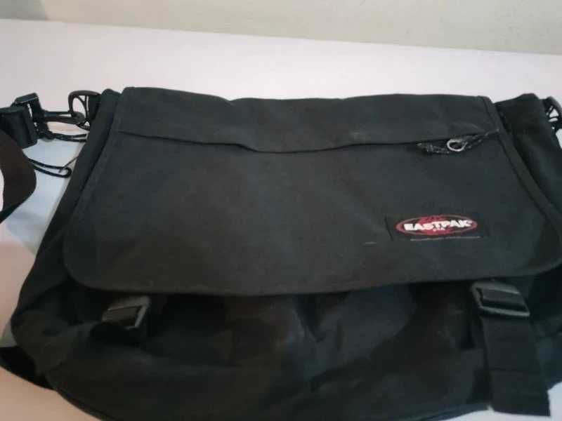 Mala Tiracolo Eastpak Delegate+ 20L Preta Como Nova