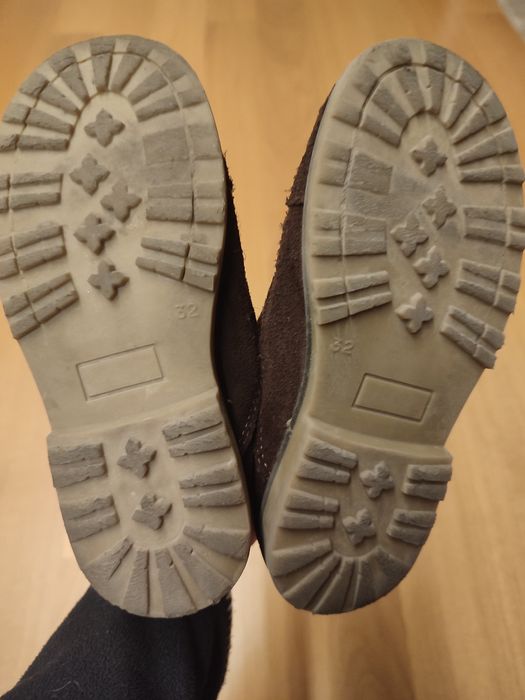 Sapatos carneiras, em camurça castanha, tam 32