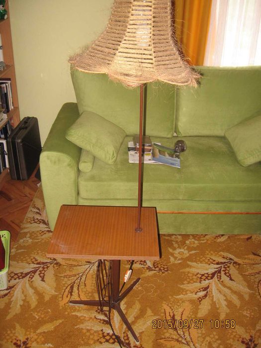 Stoliczek z lampką nocną