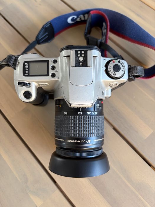 Camara reflex Canon EOS300 com lente EF 28-80mm