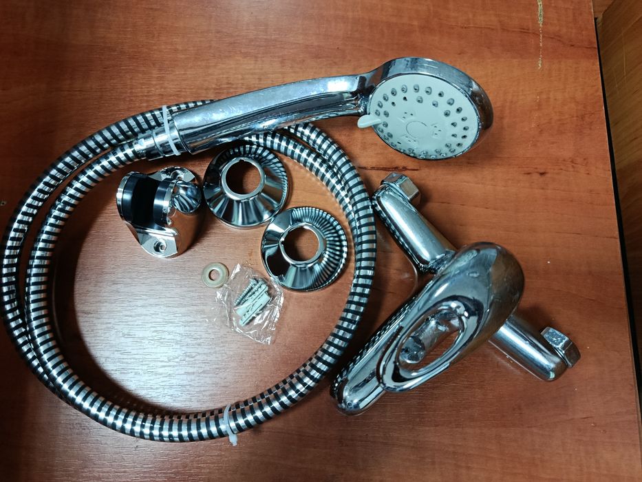 Продаётся смеситель для ванны.