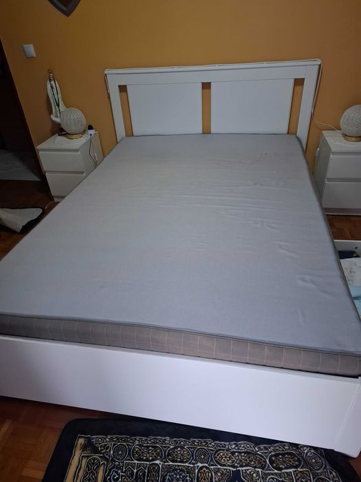 Cama casal com mesa de cabeceira s/colchão