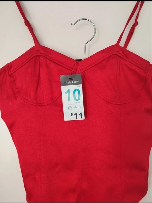 Czerwone satynowe body.