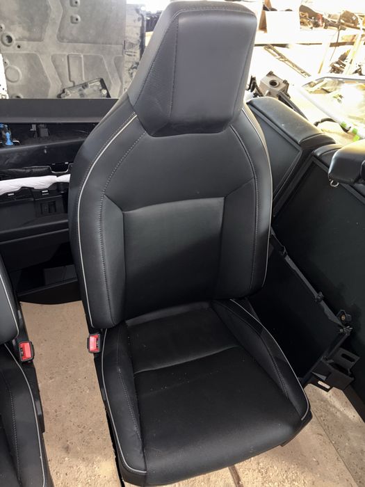 Сидіння Tesla Cybertruck