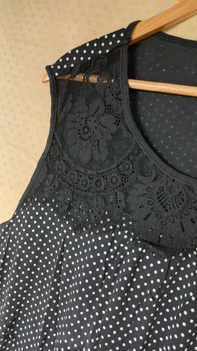 T-shirt cavada preta e com renda