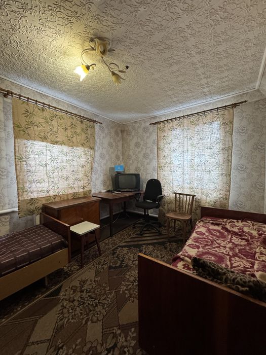 Ліжкомісце  в кімнаті будинку район 12 школи 2000