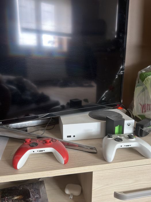 Zestaw konsola xbox pady ladowarka akumulatory
