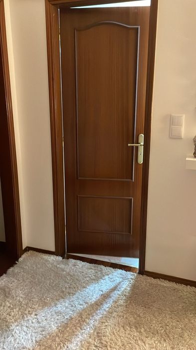Portas interiores em bom estado com dobradiças e puxadores