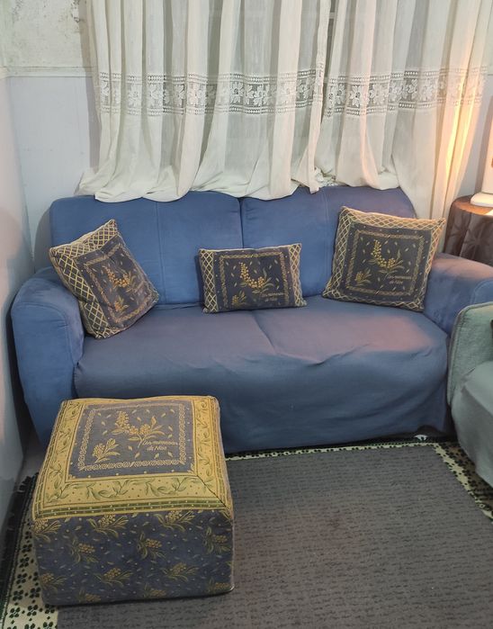 Sofa+almofadas+pufe quadrado+banquetas