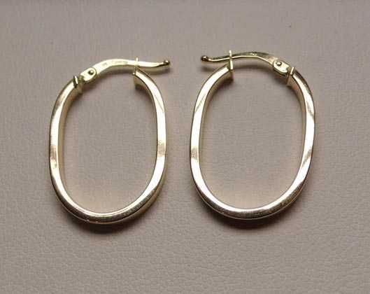 Złote owalne kolczyki prostokątny profil.