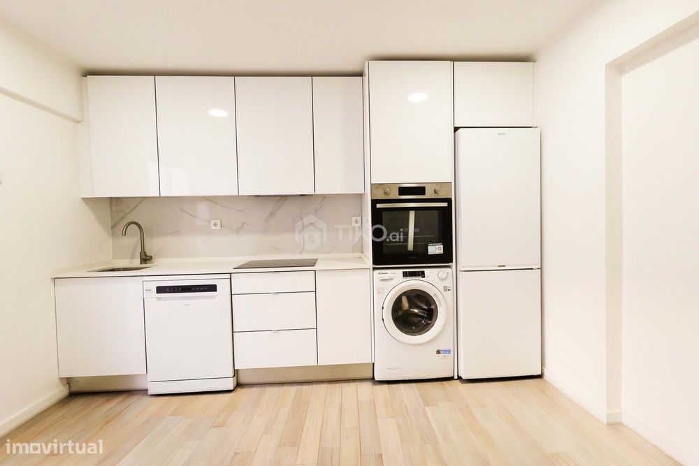 Oportunidade Única Na Amadora – Imóvel Totalmente Remodelado Com Logr — Venteira, Lisboa