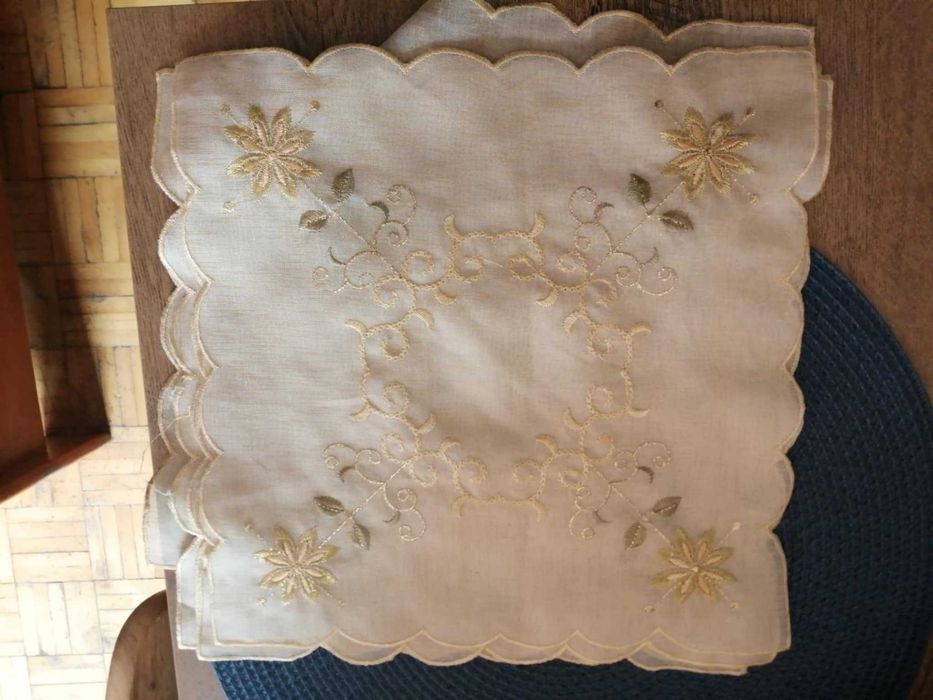 6 serwetek haftowanych