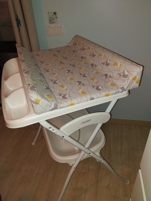 Banheira de bebé com muda fraldas