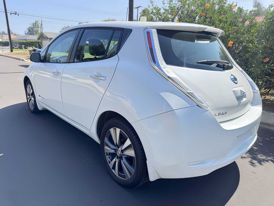 Nissan LEAF      2015