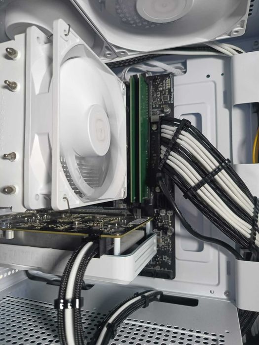 | Gamingowy PC | GTX 1650 | I5-8400 | 16GB RAM | WIN 11 |