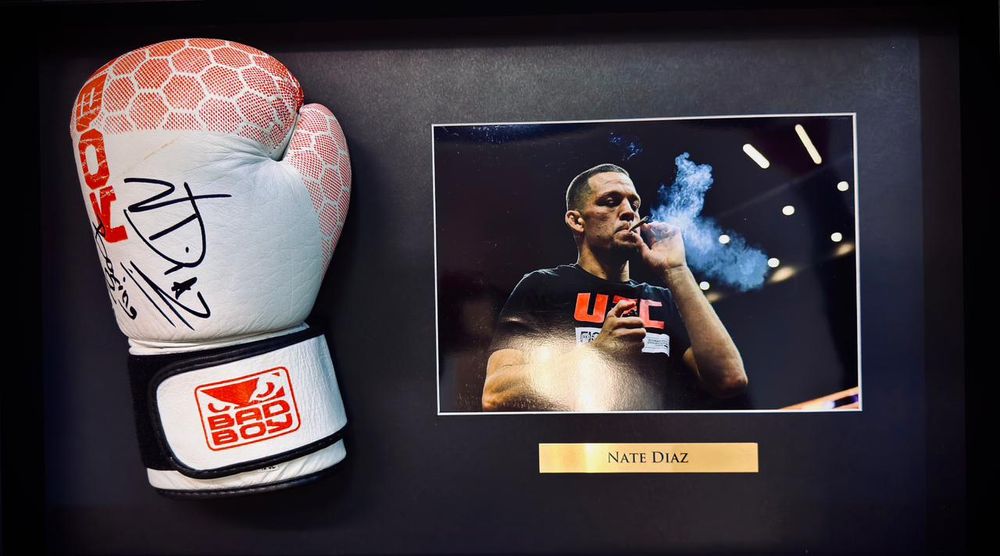 Колекційна рукавиця з автографом Нейта Діаза (сертифікат автентич.)