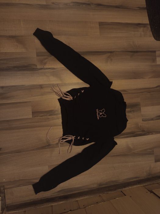 Top z długim rękawem z wycięciem na ramionach