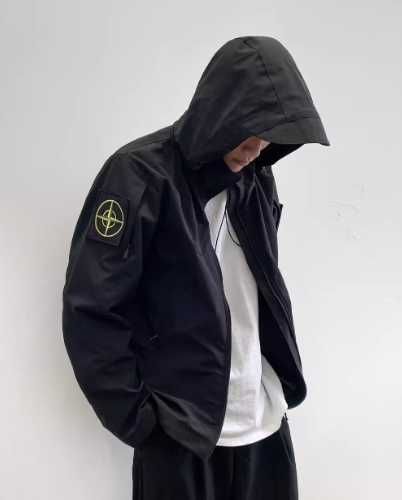 Klasyczna czarna kurtka z kapturem Marki Stone Island