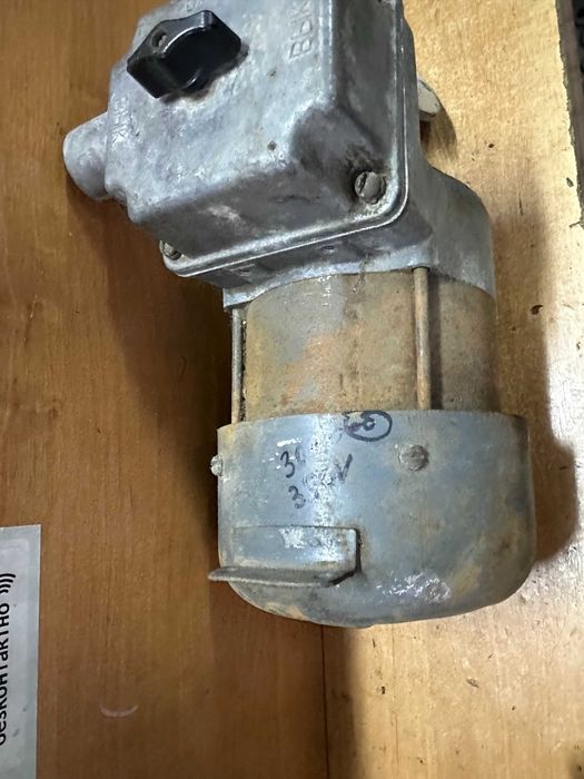 Электродвигатель строительного вибратора.