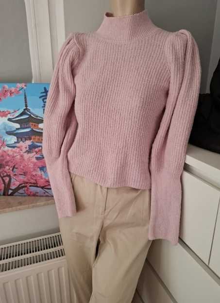 M 38 Reserved pudrowo różowy sweter z golfem golf dzianinowy sweterek do pracy z bufiastymi rękawami bufiaste rękawy jesienny na jesień biurowy boho