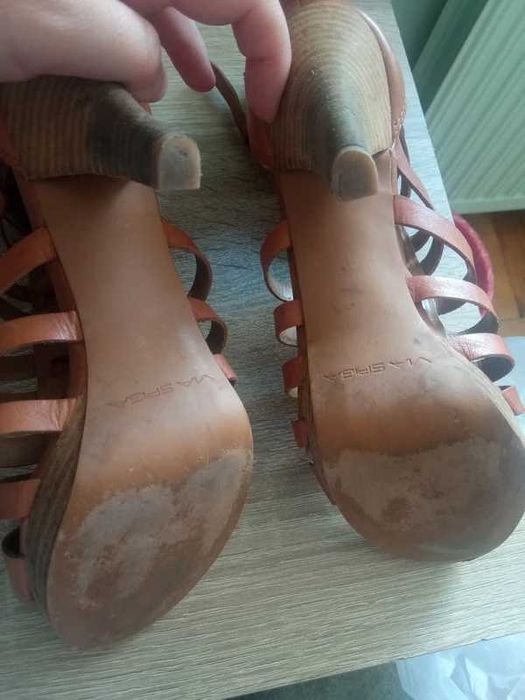 Sanały/rzymianki na słupku via spiga