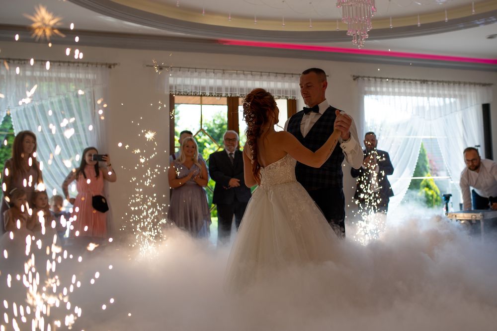 Ciężki dym, fontanny iskier, pierwszy taniec, tort, taniec w chmurze