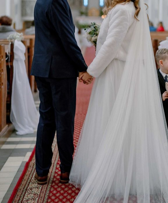 Piękna suknia ślubna księżniczka z długim welonem