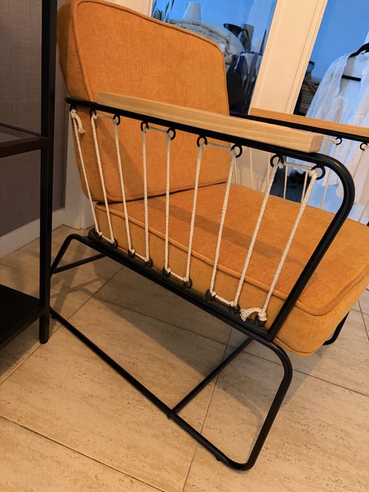 Cadeirão amarelo torrado