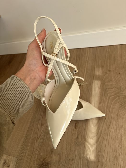 Kremowe szpilki Zara sandaly zapinane