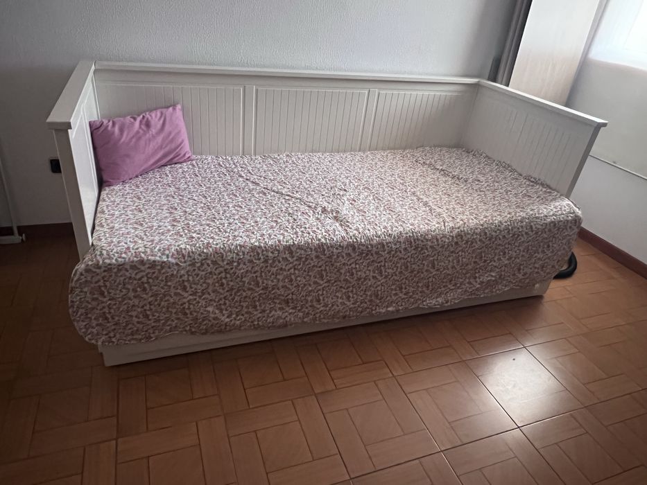 Cama ikea , com dois colchoes