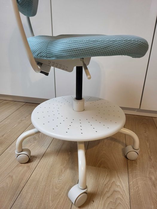 Dziecięce niebieskie krzesło do biurka