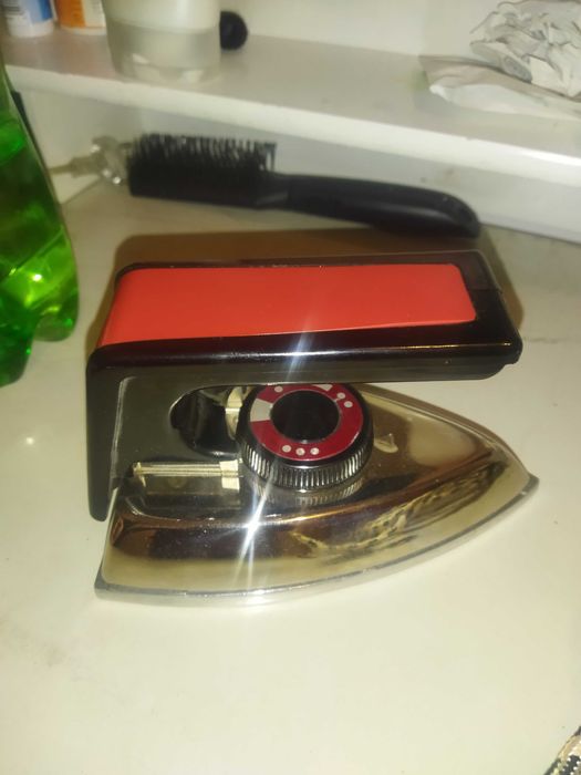 Portable electric iron box