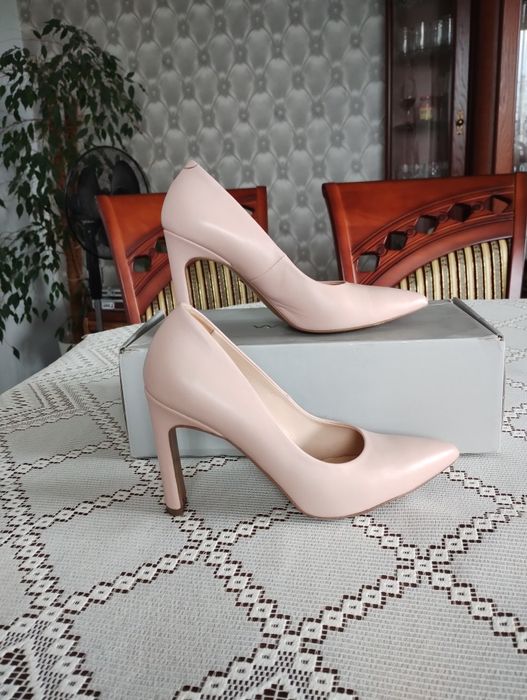 Eleganckie prawie nowe czółenka Wojas