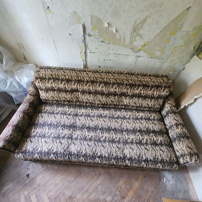 Диван двоспальний на пружині.