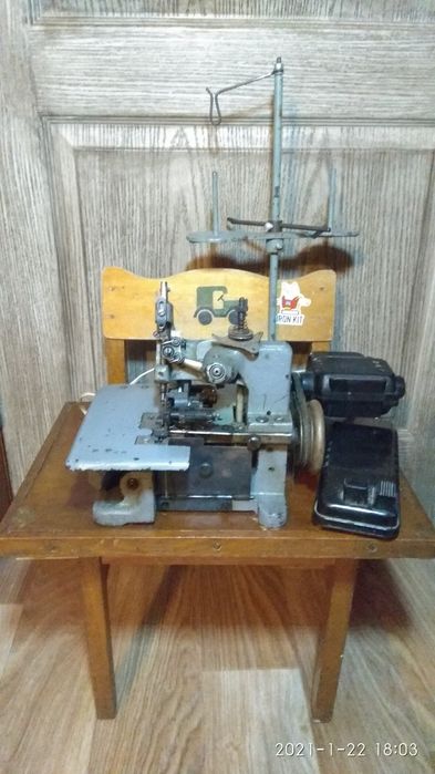 Продам оверлок с мотором и педаллю