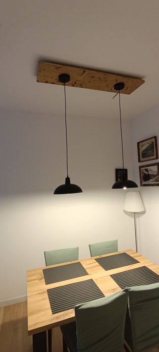 Lampa drewniana z czarnym kloszami nad stół