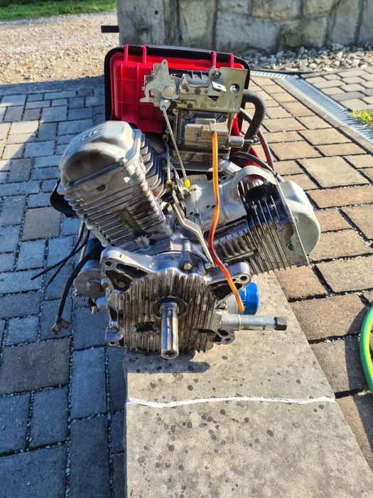 Silnik Honda 2 cylindry z kosiarki
