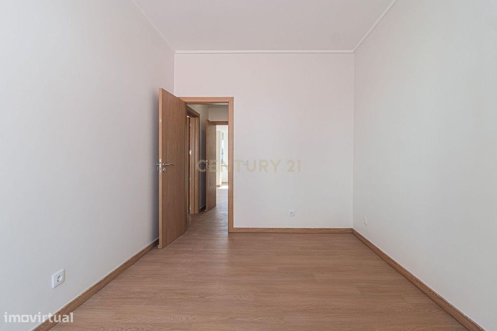 T2 Totalmente Remodelado | Luminosidade, Conforto e Terraço de 45 m²