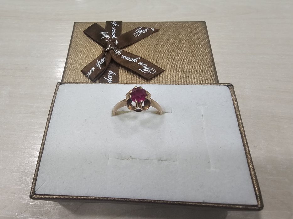 Złoty pierścionek CZERWONE oczko W KORONCE PR 583