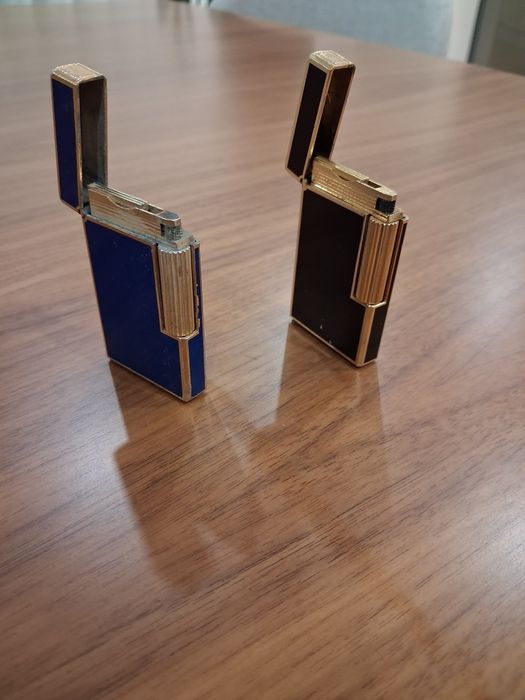 Lote 2 Isqueiros Vintage Must de Cartier – Laca Azul e Preta (Folheados a Ouro)