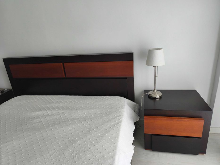 Mobília de quarto completa, madeira maciça. Ofereço colchão!