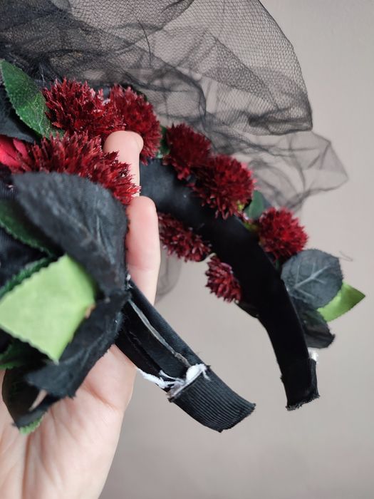 Wianek na opasce handmade gotycki czarne czerwone róże